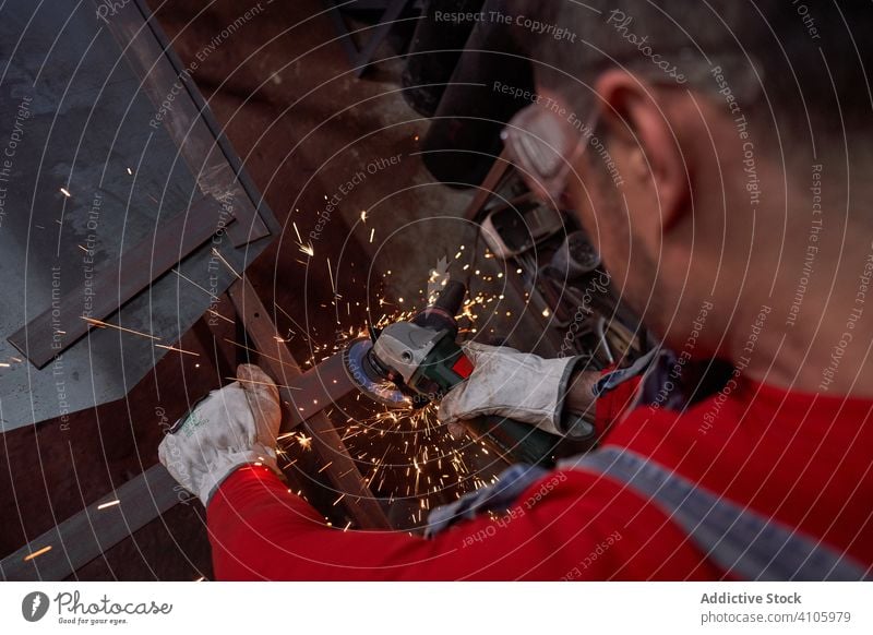 Schmied schneidet Metall Hufschmied Schutz Sicherheit Handschuhe Schneiden Scheibe Werkstatt Job Arbeit geschnitten reif geschmolzen Beruf Handwerkskunst