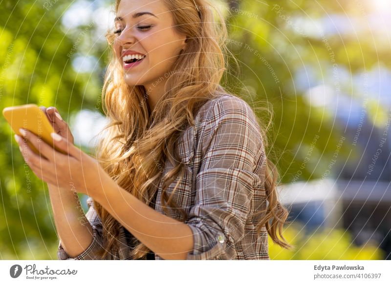 Attraktive junge Frau mit Smartphone in der Stadt Sommer Mädchen Menschen junger Erwachsener Lifestyle im Freien tausendjährig außerhalb attraktiv schön positiv