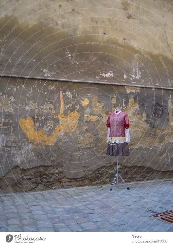 Kleiderständer in Prag Bekleidung Kleiderbügel Dame Wand Stil Industrie Woman Mode