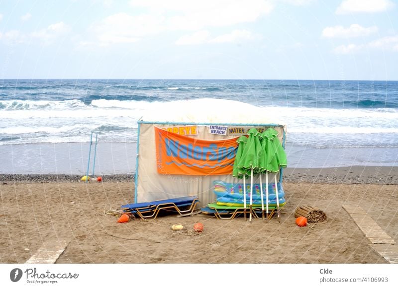 Warten auf Badegäste Strand Meer Sonnenschirme Liegestühle Sommer Himmel Erholung Außenaufnahme Menschenleer Farbfoto Tourismus Ferien & Urlaub & Reisen