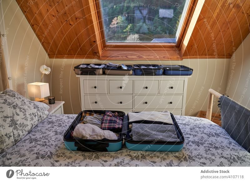 Offene Koffer im Schlafzimmer zu Hause Gepäck Bekleidung reisen Vorbereitung offen Bett Kommode heimwärts gemütlich Ausflug Kleidung Kleidungsstück Feiertag