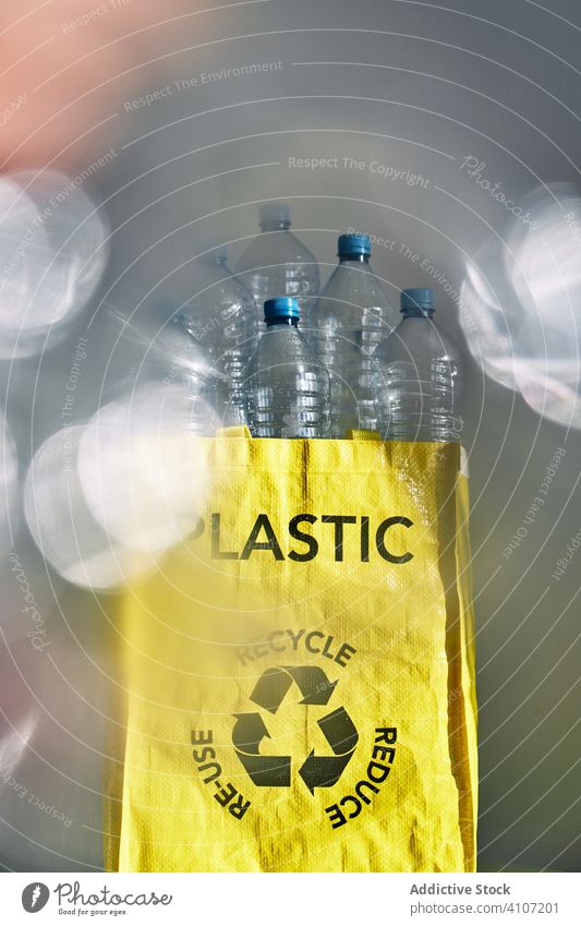 Plastikwasserflaschen im gelben Sack Kunststoff Flasche Tasche Wasser Haufen wiederverwerten Müll Umwelt Abfall Problematik Ökologie Konzept wiederverwenden
