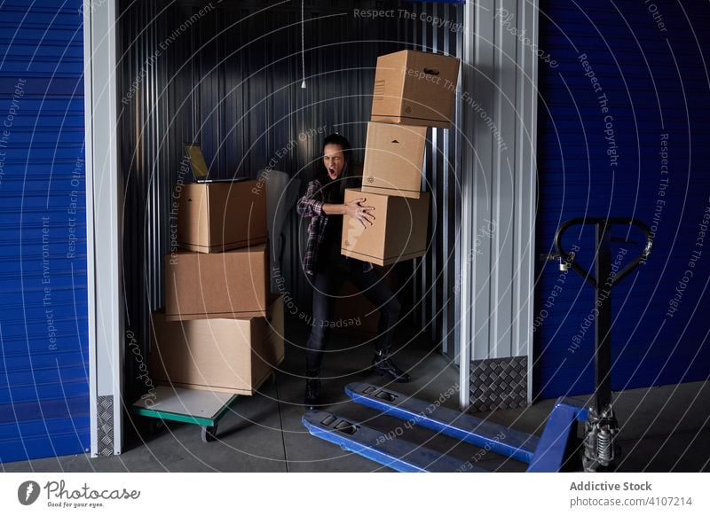 Frau trägt Kisten in einem Selbstlagerhaus Umzug tragen Tag Paket Kollo im Innenbereich Erwachsener Transport sich[Akk] beeilen menschlich wirklich Versand
