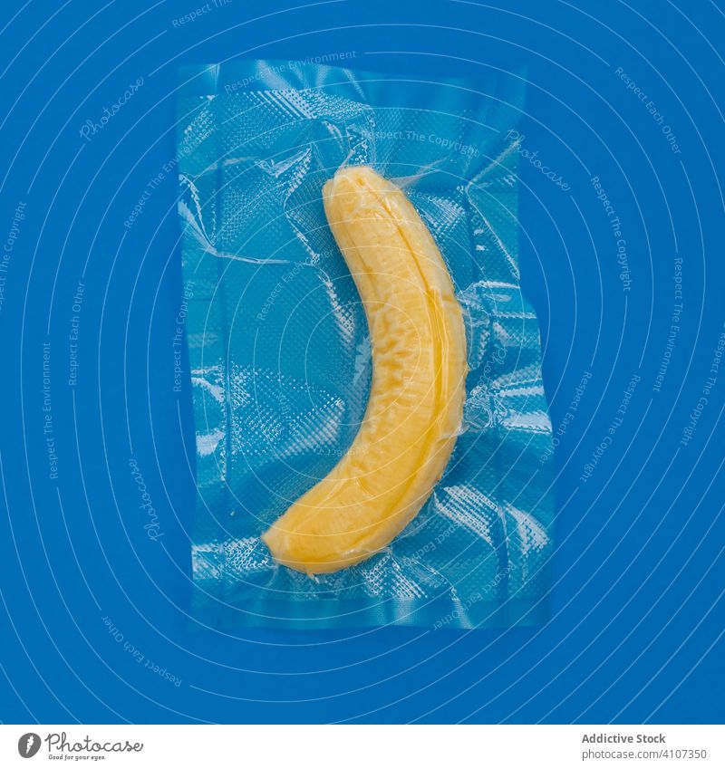 Gelbe Banane in Plastiktüte Frucht Kunststoff Vakuum Tasche Lebensmittel aufbewahren Erhaltung geschält Paket gelb reif Gesundheit frisch süß natürlich Wellness