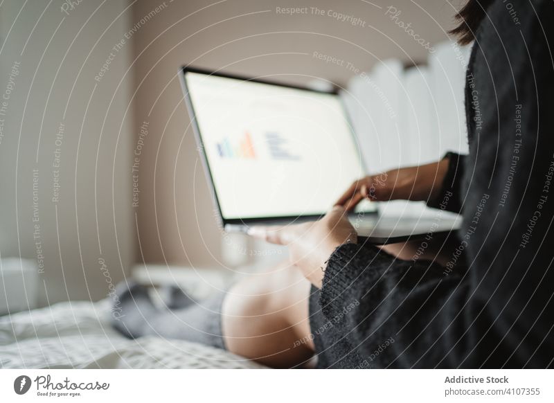 Junge Frau tippt auf einem Laptop, während sie studiert und auf dem Bett zu Hause in Paris liegt Schüler benutzend Tippen lernen Lügen Bildung Mitteilung
