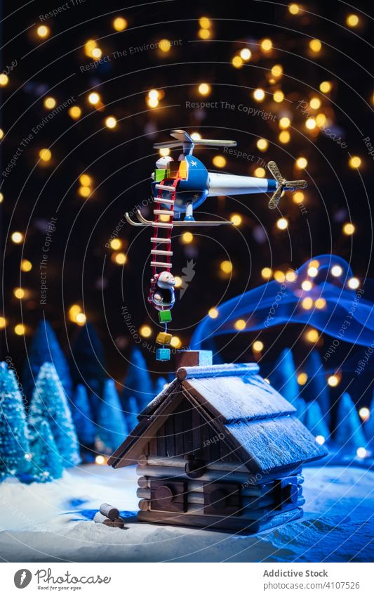 Lustige Weihnachtsszene aus Spielzeug Szene Dekoration & Verzierung Weihnachtsmann Haus Winter Design Saison farbenfroh Feier Neujahr Lichter Weihnachten