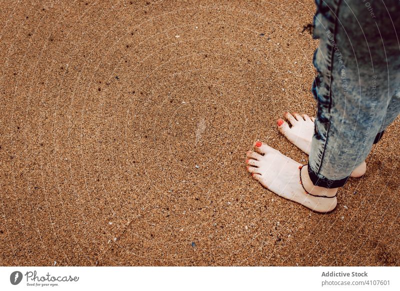 Frau in Jeans am Strand stehend Barfuß Hipster Jeanshose MEER Sand stürmisch anhaben Stil Persönlichkeit Meer Wasser Natur reisen Küste Seeküste Umwelt einsam