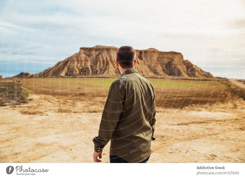 Unbekannter Mann genießt Ausflug in der Wüste genießen reisen Urlaub lässig stylisch Sommer wüst Tourismus Blauer Himmel Natur Lifestyle Feiertag jung männlich