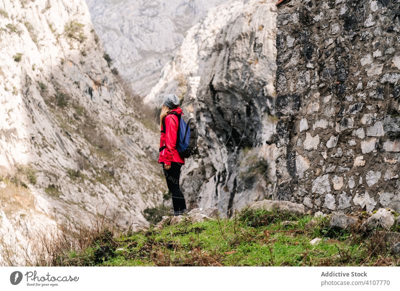 Tourist mit Rucksack zwischen hohen Felsen stehend Gipfel Berge u. Gebirge Hügel reisen Natur trocknen Trekking Landschaft Himmel Tourismus Abenteuer gefährlich