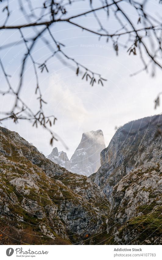 Felsengipfel im Wolkendunst am hellen Tag Berge u. Gebirge Gipfel Hügel reisen Natur Himmel Landschaft wolkig steinig Tourismus Abenteuer Asturien Europa Stein