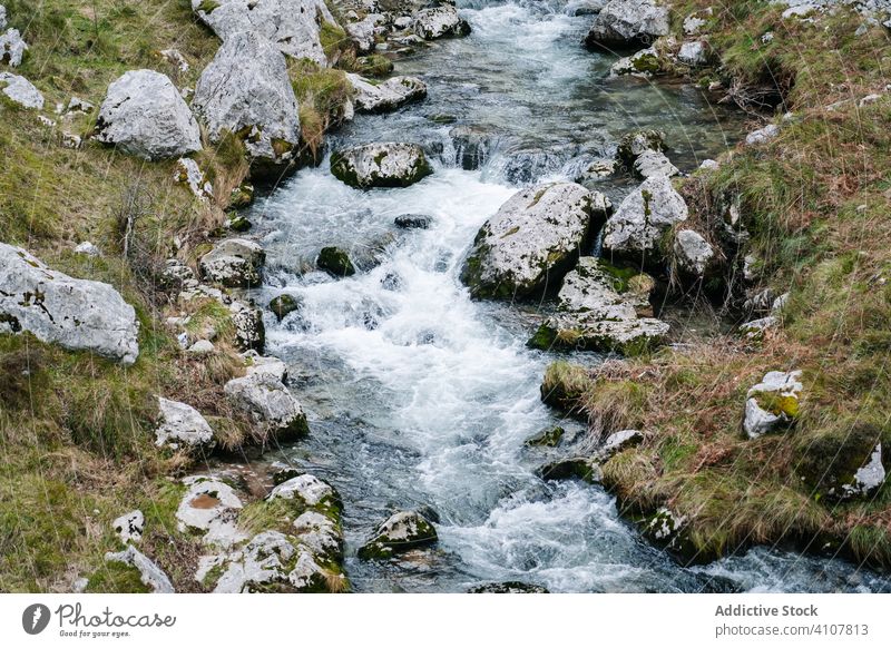 Schaumiges Wasser fließt zwischen felsigen Steinen fließend Berge u. Gebirge Gipfel Fluss Natur malerisch Landschaft Wildnis strömen Abenteuer Hügel reisen