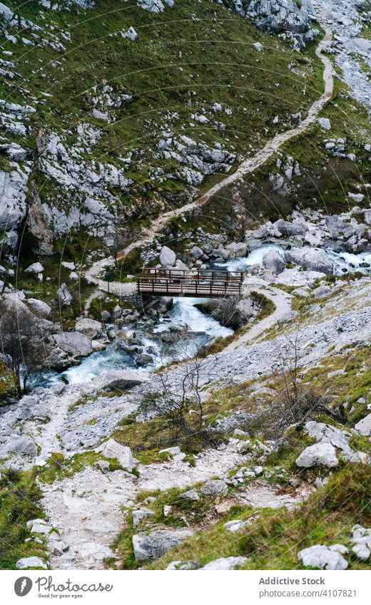 Holzbrücke über einen zwischen Felsgipfeln fließenden Wasserlauf Brücke Transit strömen Berge u. Gebirge Gipfel Fluss malerisch Landschaft Architektur Wildnis