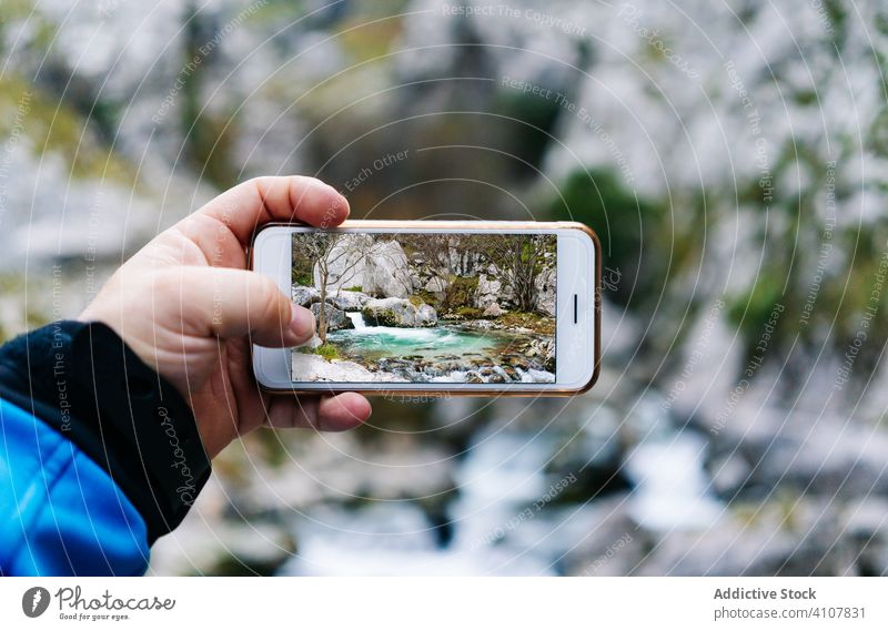 Anonyme Person, die mit ihrem Smartphone eine Berglandschaft fotografiert Foto Bildschirm Landschaft benutzend Apparatur Gerät Fotokamera Anzeige Fotograf