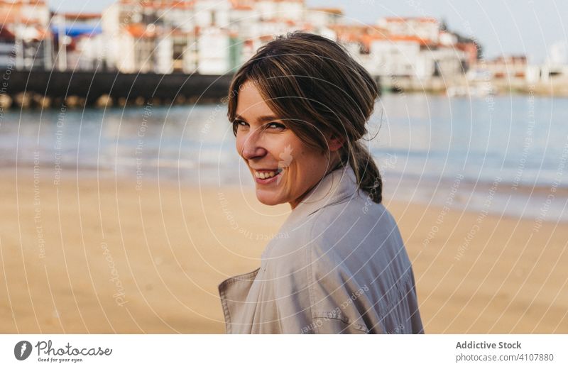 Fröhliche erwachsene Frau lachend am Ufer stehend bei Tag Lachen Hafengebiet heiter Pier Spaß sich[Akk] entspannen Glück überglücklich Straße Spanien lässig