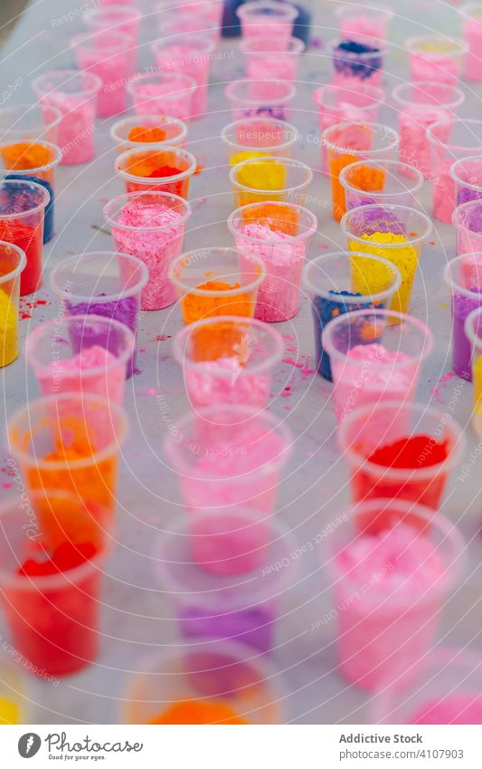 Becher mit bunten Pigmenten auf dem Tisch Farbe Stadtfest Feier Tasse trocknen farbenfroh Kulisse Park Veranstaltung Farbstoff mehrfarbig hell lebhaft