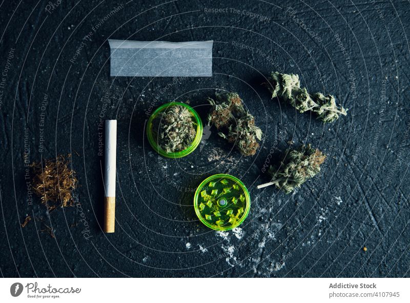 Marihuana-Knospen und Zigarette zur Herstellung von Joint Blütenknospen Gelenk rollendes Papier Grunge Medikament Cannabis Tabak Unkraut Rauch Kräuterbuch