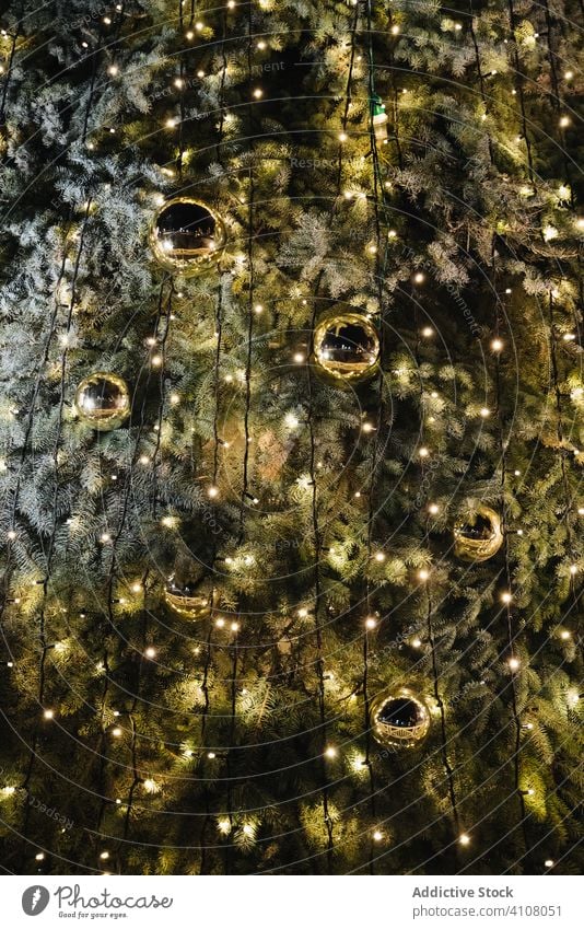 Weihnachtsbaum mit Kugeln und Lichtern Baum Weihnachten Dekoration & Verzierung Tradition festlich glänzend Saison Winter Dezember leuchten glühen feiern Design