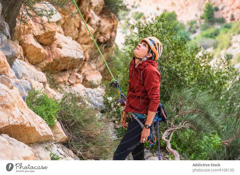 Konzentrierte junge Bergsteigerin beim Klettern im Sommer Alpinist üben Frau Aufsteiger bereit aufsteigen Klippe extrem erkunden Abenteuer Freiheit Tourismus