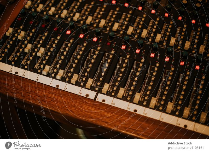 Studio-Aufnahmesystem mit Taste im Holzrahmen Aufzeichnungssystem Atelier Schaltfläche Musik Gerät unterhalten Kontrolle professionell elektrisch leuchten