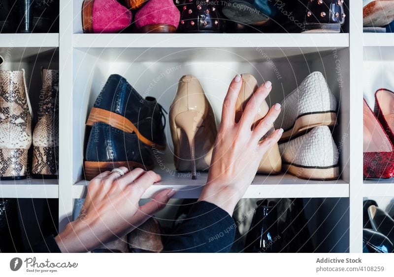 Anonyme Dame wählt Schuhe im Kleiderschrank aus Frau wählen Damenschuhe Wahl Stil Mode trendy verschiedene modern Glamour elegant sortiert Design Regal Sammlung