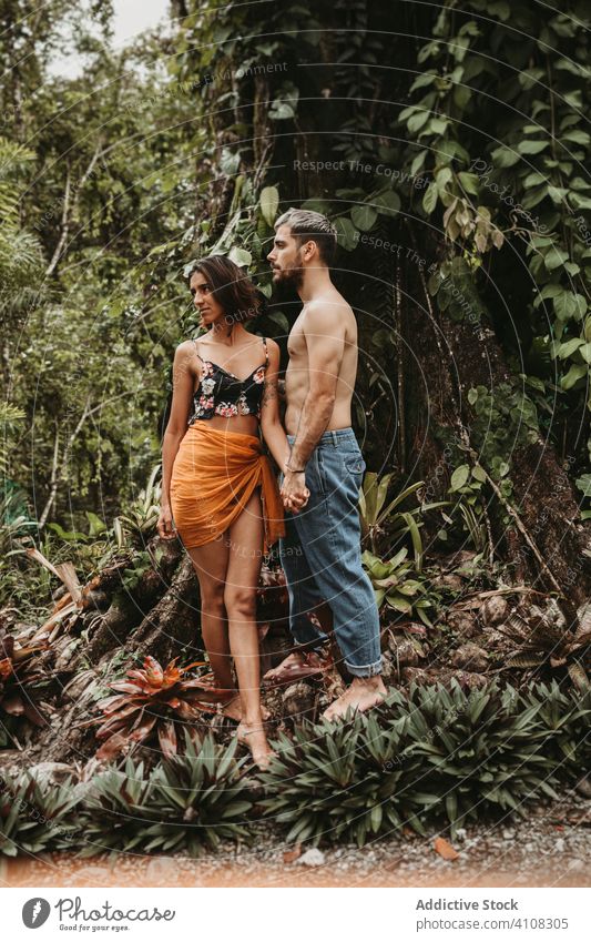 Glückliches Paar im Urlaub im Regenwald tropisch sinnlich exotisch Zusammensein Frau Dschungel männlich Wald Händchenhalten Natur Pflanze grün Lifestyle