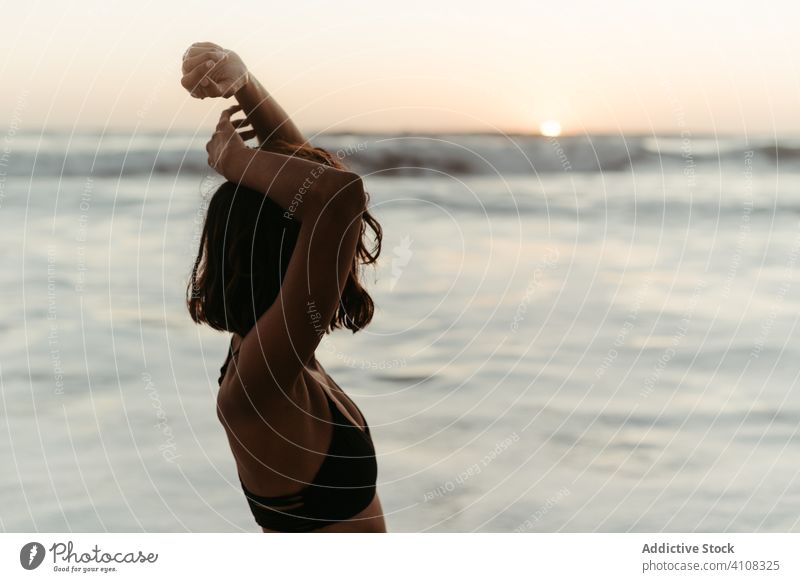 Gesichtslose Frau genießt das Meer im Sommer genießen MEER nachdenken Meereslandschaft Sonnenuntergang sich[Akk] entspannen Strand Urlaub Wasser schlank ruhen
