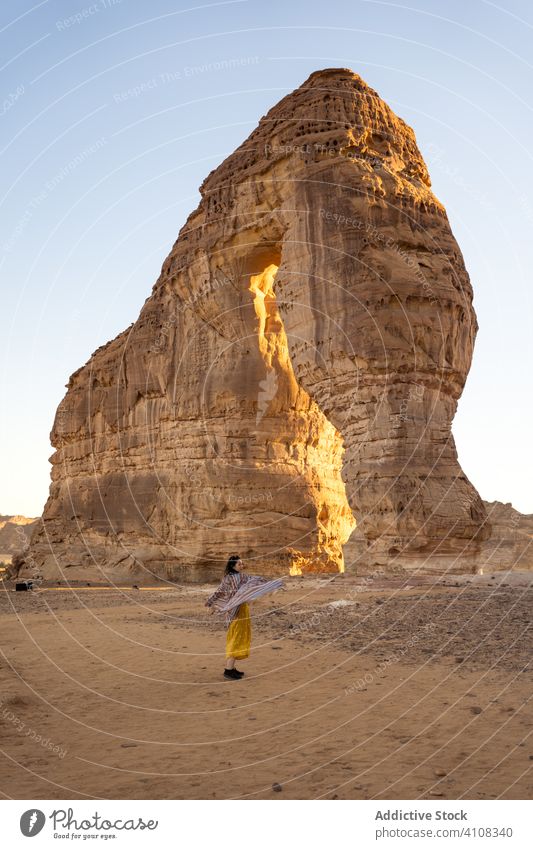 Anonyme Touristin beim Besuch von Sandsteinfelsen auf dem Land Felsen Frau genießen Sightseeing Natur Abenteuer Klippe Ausflugsziel Freiheit Tourismus Reise