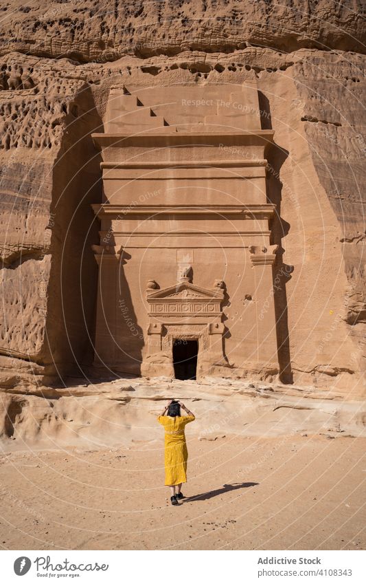 Anonymer weiblicher Tourist beim Sightseeing in der Wüste Frau wüst Grabmal behauen Klippe Reisender Freiheit Urlaub Tourismus Kultur Religion Architektur alt