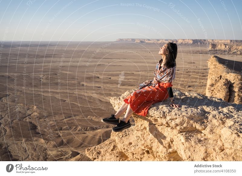 Ethnische Touristin, die in der Wüste den Horizont betrachtet nachdenken wüst Frau Klippe ruhen Natur reisen Abenteuer Felsen Freiheit Reise Urlaub Gelände
