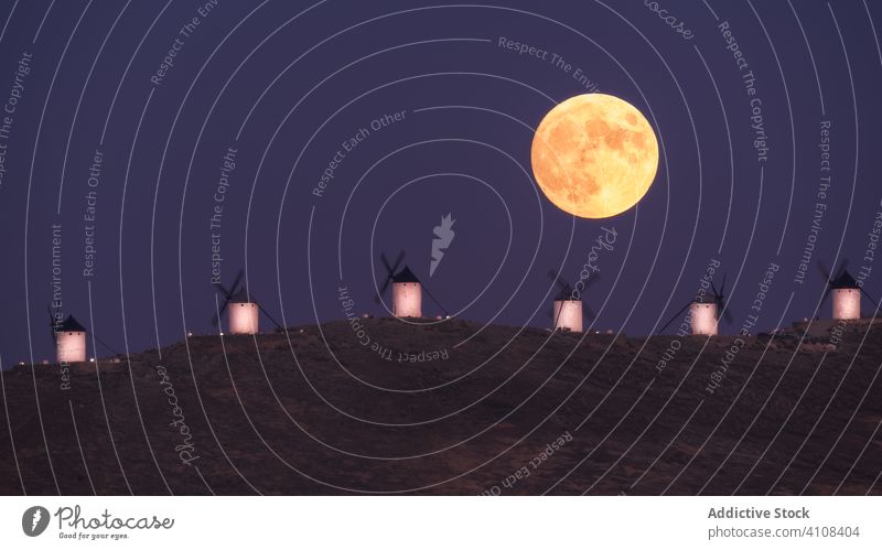 Malerische Mondlandschaft auf dem Lande in der Dämmerung Landschaft Tal Windmühle Sonnenuntergang Himmel Natur Abenddämmerung ruhig Windstille friedlich Umwelt