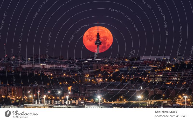 Erstaunliche Landschaft von Mond über Nacht Stadt Großstadt glänzend leuchten panoramisch farbenfroh hell Mond- Finsternis Metropole Stadtbild Atmosphäre Blut