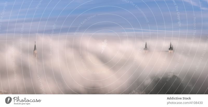 Malerische Kulisse einer antiken Stadt mit Palast im Morgennebel Nebel Landschaft mittelalterlich Burg oder Schloss erbaut Großstadt neblig farbenfroh