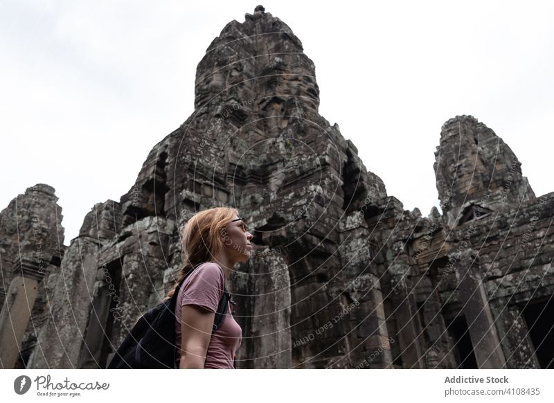 Tourist bei der Besichtigung von Sehenswürdigkeiten genießen Urlaub Frau antik hinduistisch Tempel Sightseeing Reisender zuschauen religiös reisen Tourismus