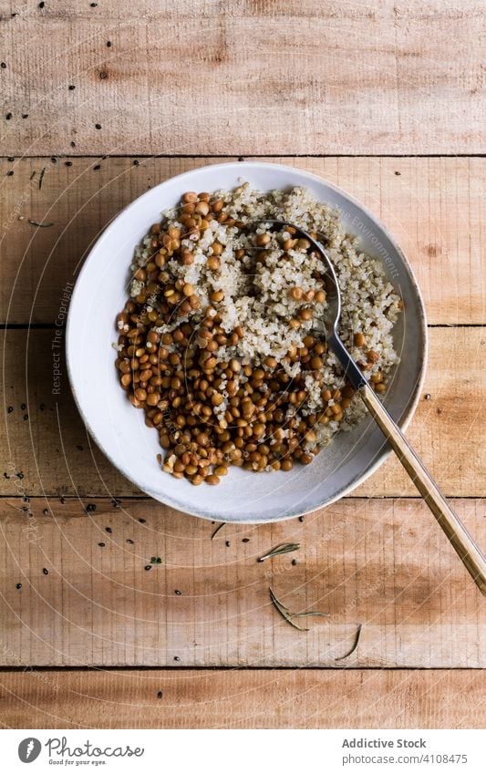 Leckerer Reis mit Bohnen in einer Schüssel auf dem Tisch Schalen & Schüsseln gemischt Löffel rustikal lecker Lebensmittel Mahlzeit geschmackvoll Gesundheit