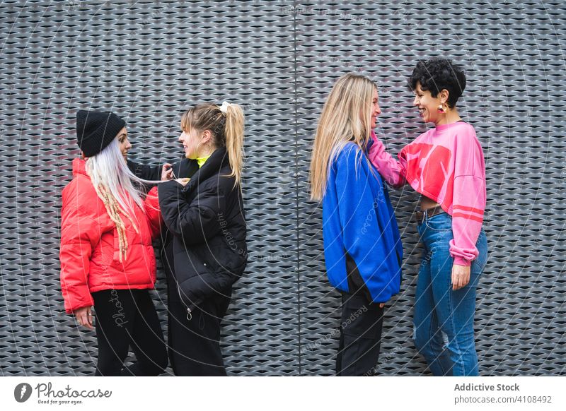 Zufriedene multiethnische Frauenpaare in modischer Kleidung auf der Straße Freundin Paar Teenager cool Menschengruppe trendy farbenfroh selbstbewusst lesbisch