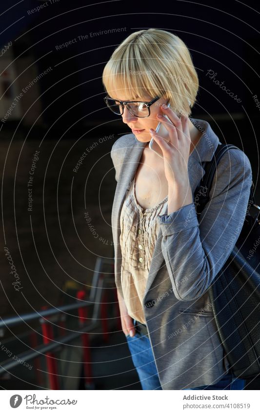Blonde Geschäftsfrau spricht auf Smartphone stylisch jung Frau Telefon Mobile Anschluss sprechend Mitteilung Gespräch professionell Person schön attraktiv