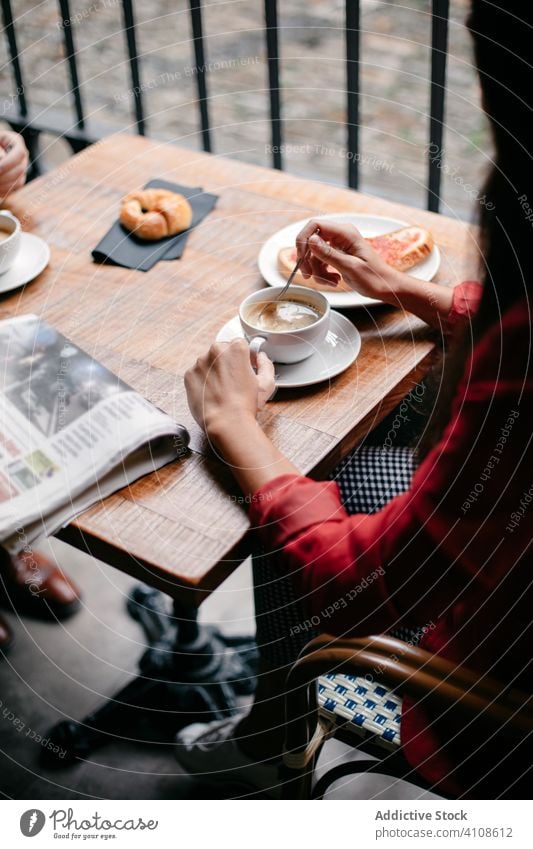 Ehepaar trinkt Kaffee im Café Paar Frühstück Zusammensein romantisch Tisch Tasse trinken Zeitung Morgen sich[Akk] entspannen ruhen Kantine lässig Sitzung