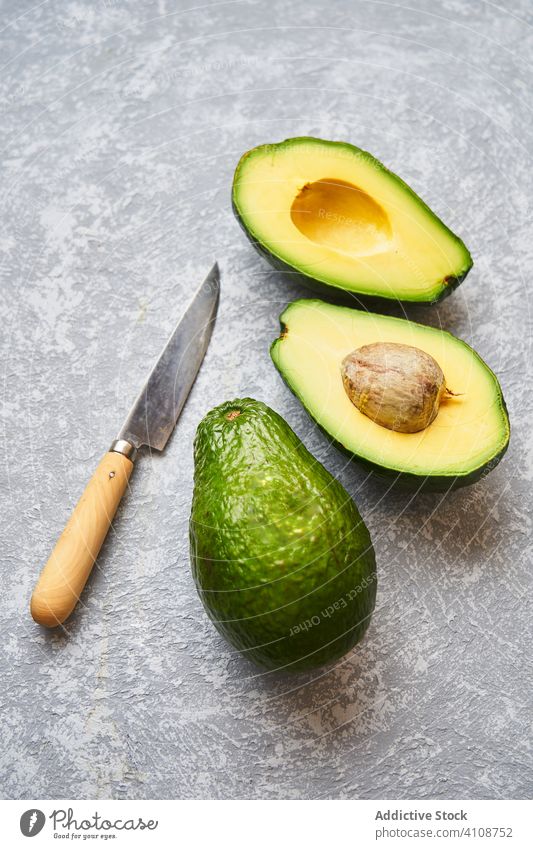 Cut Avocado auf grauem Hintergrund Textur geschnitten frisch roh grün tropisch Gesundheit Frucht Scheibe Lebensmittel Diät natürlich Vegetarier Bestandteil
