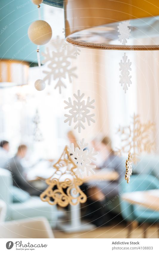 Winterliche Hängende Feiertagsdekoration im Café Dekoration & Verzierung hängen gemütlich Schneeflocke Tanne Weihnachten Neujahr fröhlich saisonbedingt festlich