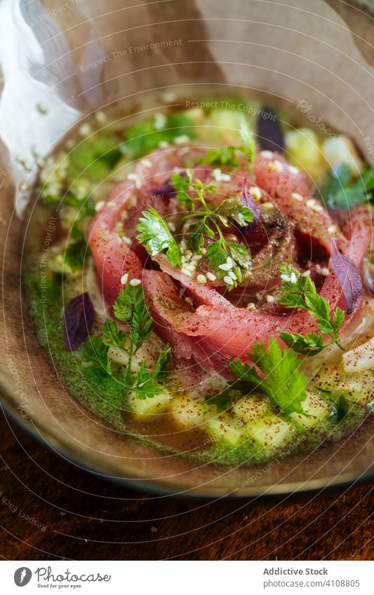 Frischer Lachs mit Grünzeug auf dem Tisch Salatbeilage grün dekorieren roh Lebensmittel lecker frisch geschmackvoll Speise Mahlzeit Küche Teller Feinschmecker