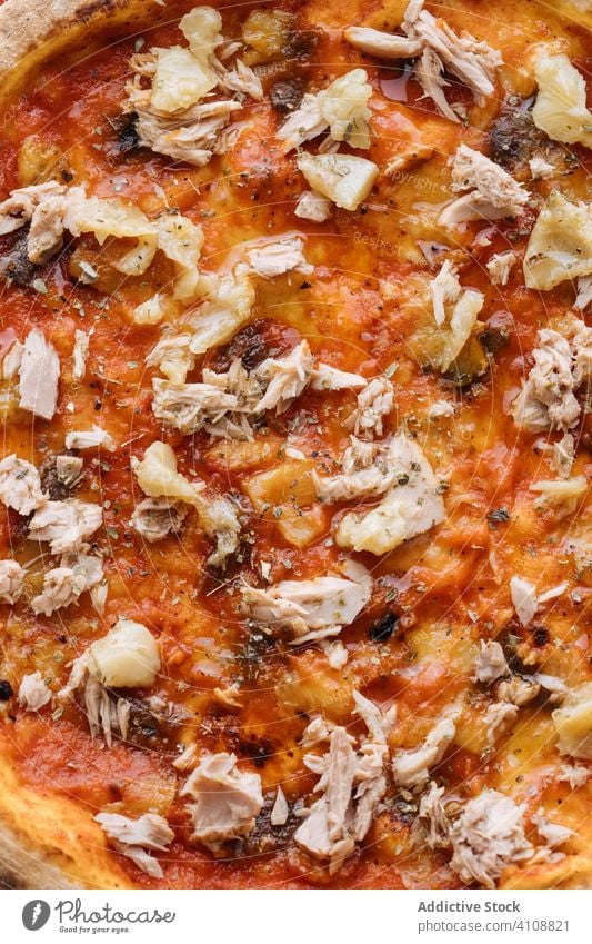 Frische Pizza mit Käse und Thunfisch Restaurant Speise Mahlzeit geschmackvoll Tradition Italienisch Mittagessen lecker Küche frisch Kraut Teller Kruste