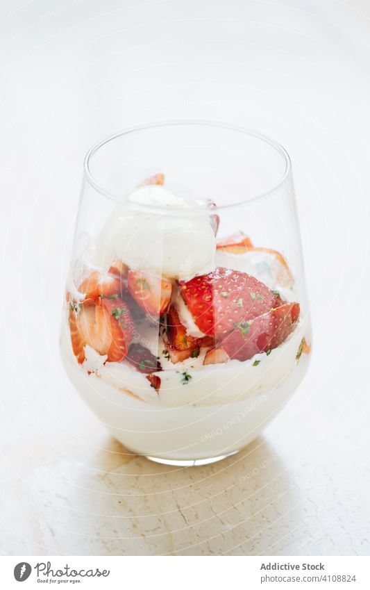 Leckeres Dessert der gehobenen Küche mit Eis und Erdbeeren süß Speiseeis Glas Lebensmittel Saison kalt Snack organisch Feinschmecker Tisch frisch geschmackvoll