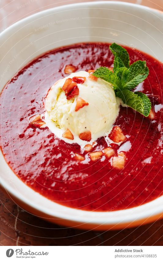 Haute Cuisine-Dessert aus Eis und süßer Soße Speiseeis Erdbeeren Sirup Restaurant Saucen Minze lecker Lebensmittel geschmackvoll frisch rot Schalen & Schüsseln