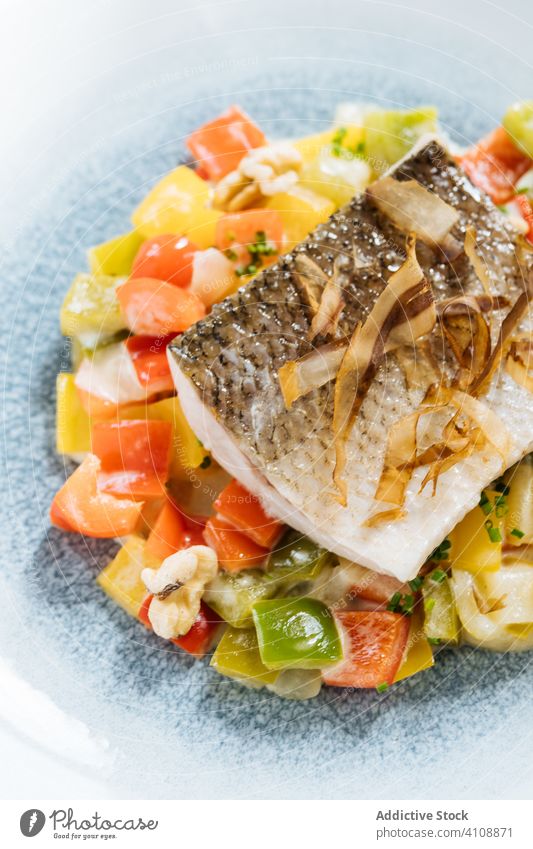 Frischer Salat aus bunten Paprikaschoten mit Fisch Salatbeilage Meeresfrüchte Haute Cuisine Restaurant farbenfroh Speise Gesundheit Gemüse lecker geschmackvoll