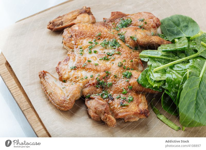 Gebratenes Huhn und Basilikum im Restaurant Hähnchen Kraut Haute Cuisine Braten gebraten golden Grün Teller Speise Fleisch Lebensmittel Tradition Mahlzeit