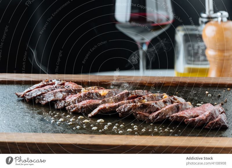 Saftige Stücke eines bunten Steaks im Restaurant Filet Scheibe Geschirr mittel selten Spielfigur Metall Fleisch Rindfleisch Küche Lebensmittel Speise