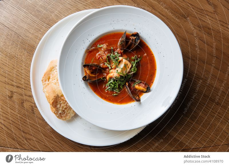 Tomatensuppe mit Muscheln und Toast auf der Seite Suppe Miesmuschel Meeresfrüchte Zuprosten Küche Würzig organisch Exquisit mediterran Krebstier Brühe grün Brot