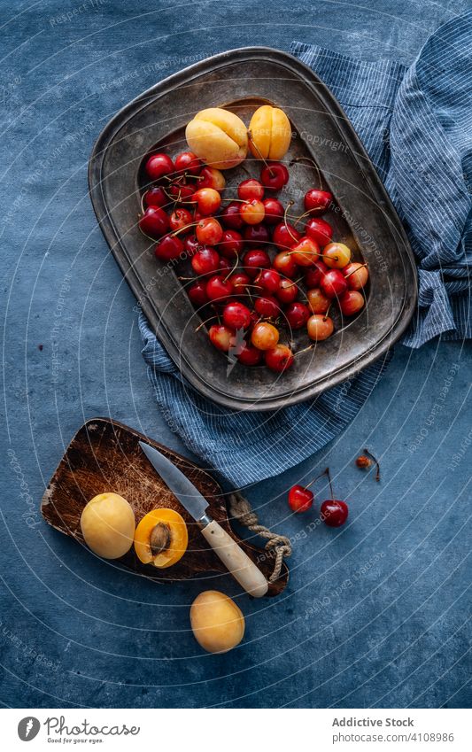 Kirsche und Pfirsich auf dem Teller Frucht Ordnung Farben Atelier exotisch süß Zusammensetzung Gesundheit minimalistisch frisch Dessert lecker Vitamin saftig