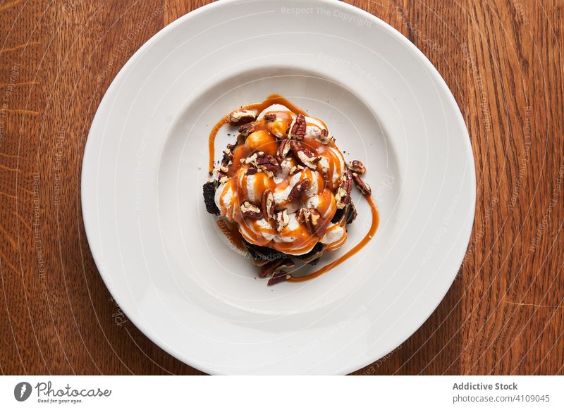 Stilvolle Desserts mit Brownie und Karamell süß Speiseeis Kuchen Scheibe frisch Schokolade dunkel Geschmack Trüffel gebacken Teller Konfekt Restaurant Gestaubt