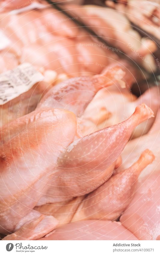 Rohes Hühnerfleisch in der Gefriertruhe im Geschäft Hähnchen Gefrierfach Werkstatt roh kalt frisch verkaufen Lebensmittelgeschäft Federvieh Fleisch Produkt
